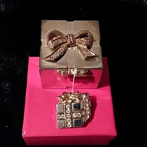 Gold plated gift box with matching pin